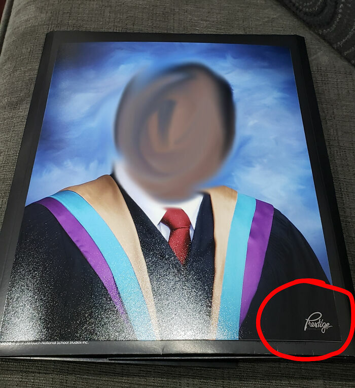 Foto de graduación recortada incorrectamente en la esquina por diseñadores terribles.
