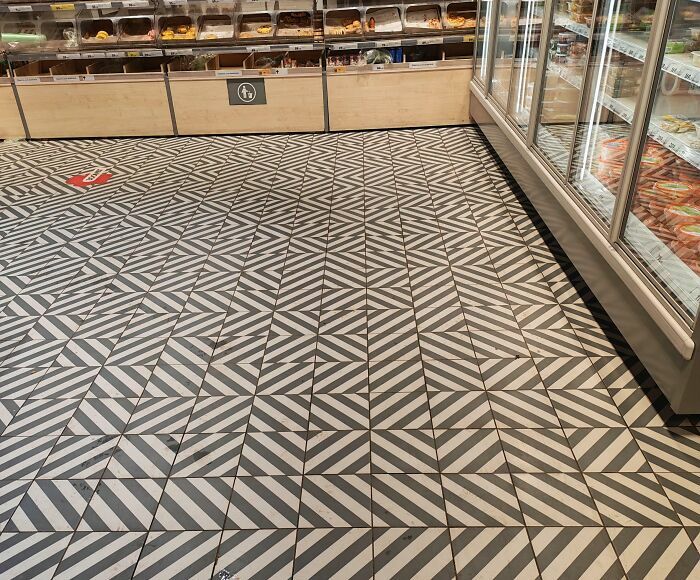 Diseño confuso de azulejos en el suelo de un supermercado, de diseñadores terribles.