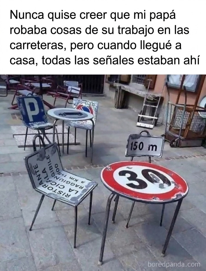 Sillas hechas con senales de transito en uno de los memes divertidos