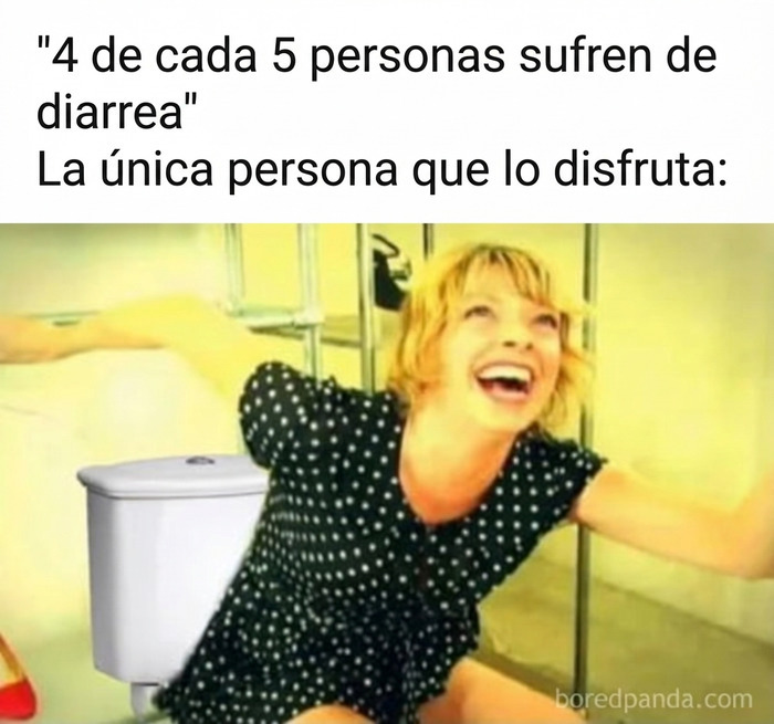 Uno de los memes divertidos con una mujer sonriendo junto a un inodoro