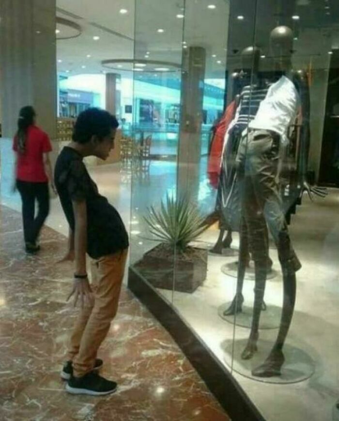 Memes divertidos de un hombre imitando la pose de un maniqui en una tienda