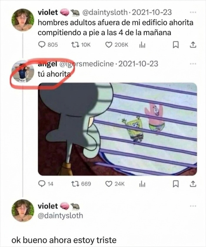 Meme divertido con Calamardo observando a Bob Esponja y Patricio desde la ventana.