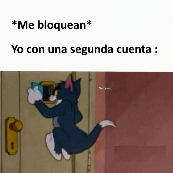 Meme divertido de Tom el gato mirando por la mirilla de una puerta tras ser bloqueado en redes sociales.