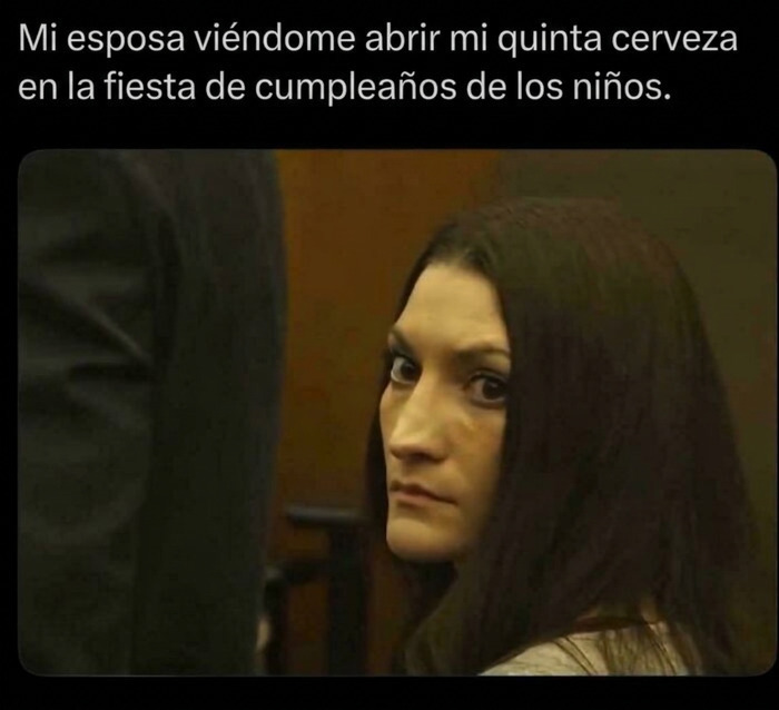 Mujer mirando fijamente de forma seria, parte de memes divertidos para compartir en redes