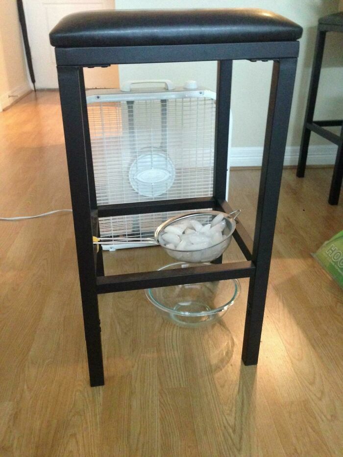 Proyecto casero de aire acondicionado improvisado con hielo y ventilador de pie