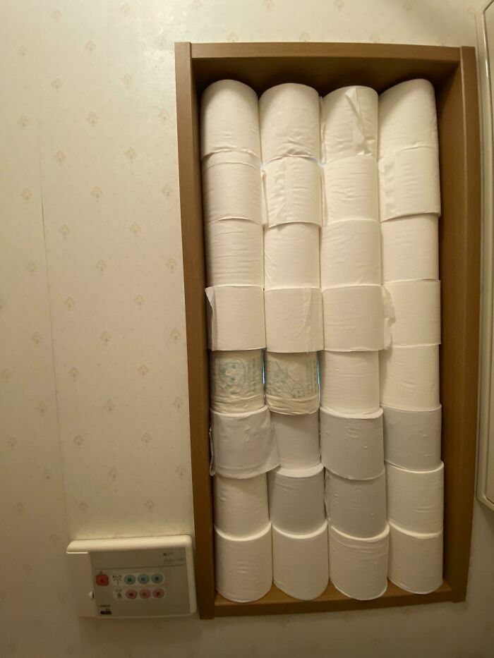 Nicho de pared repleto de rollos de papel higienico en proyectos caseros imperfectos