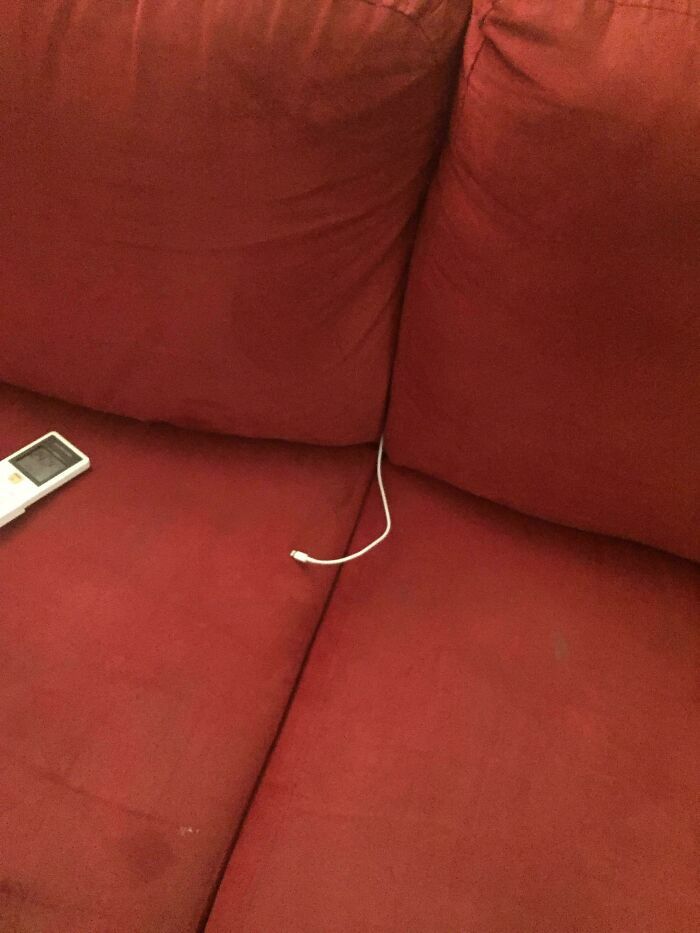 Cable de carga saliendo de un sillón en proyectos caseros mal hechos