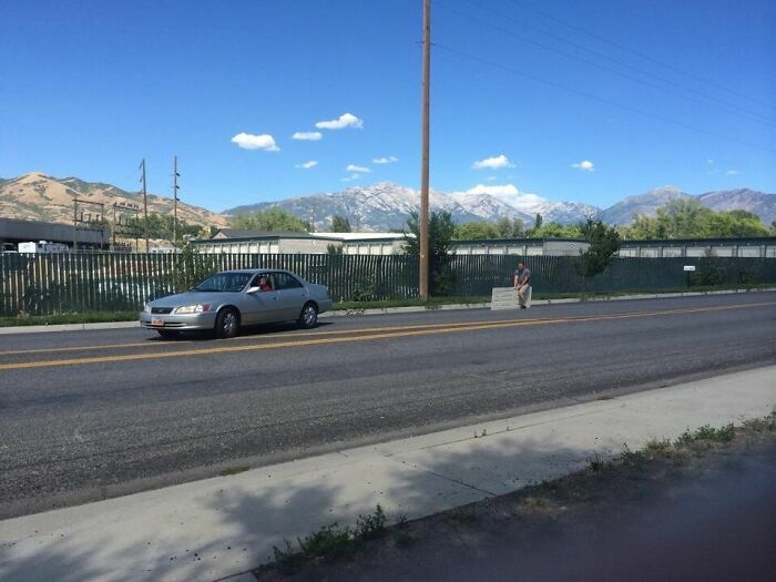 Automóvil plateado en la carretera como ejemplo de proyectos caseros fallidos