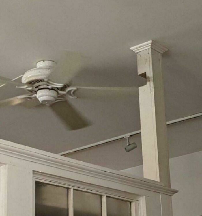 Ventilador de techo chocando con columna de madera, proyectos caseros erróneos.