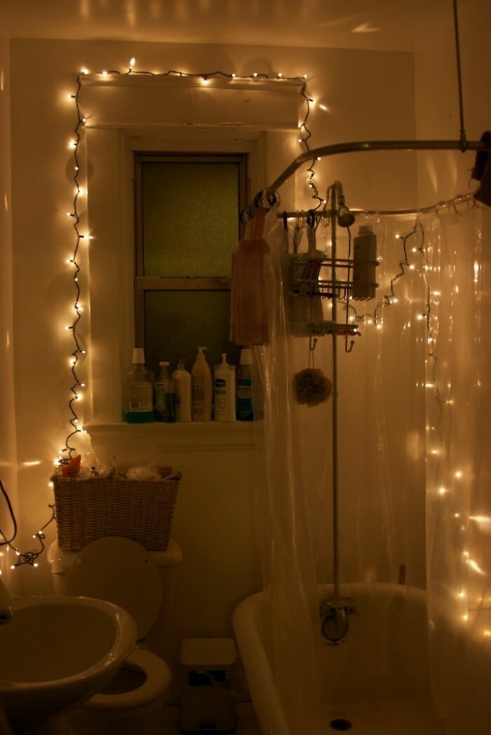 Baño con luces navideñas en un intento fallido de proyectos caseros.