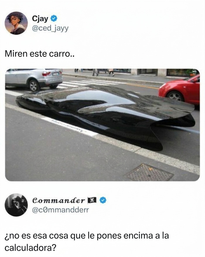 Publicación con comentarios más graciosos sobre un carro negro plano en la calle.