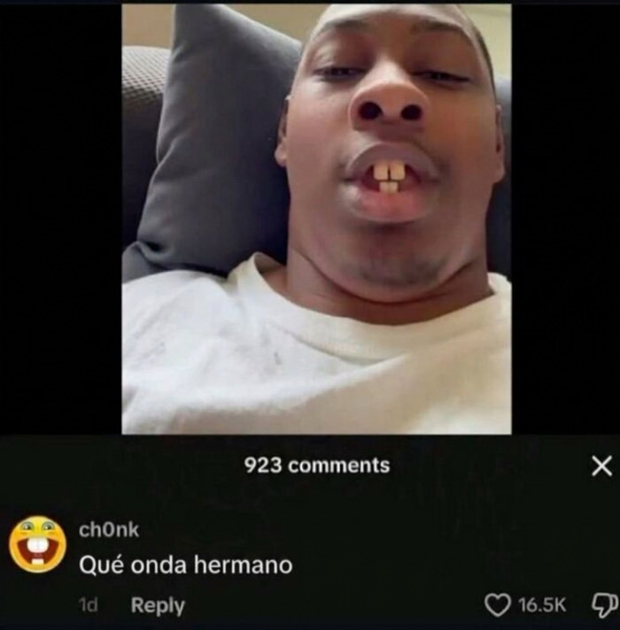Hombre mostrando sus dientes en uno de los comentarios graciosos