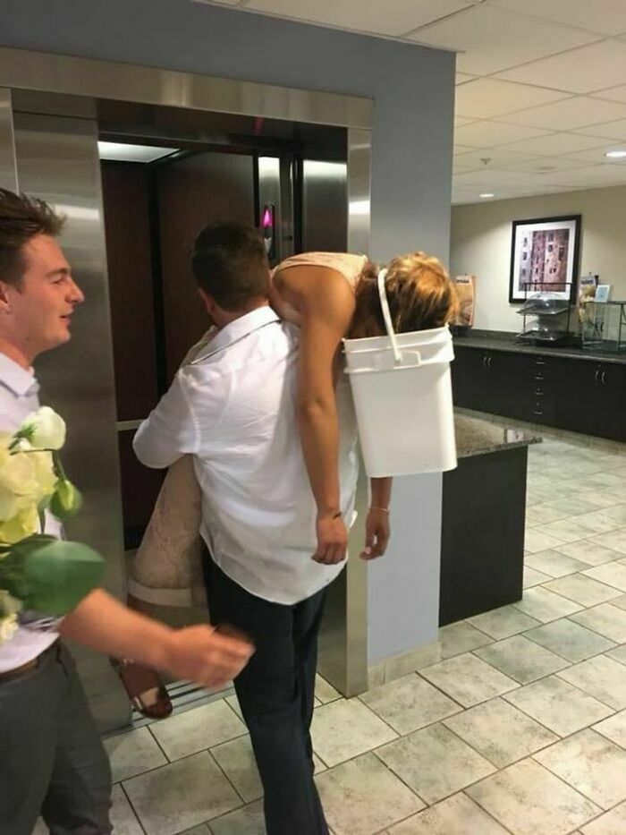 Hombre cargando a una mujer con un cubo en la cabeza en escenas insólitas de bodas