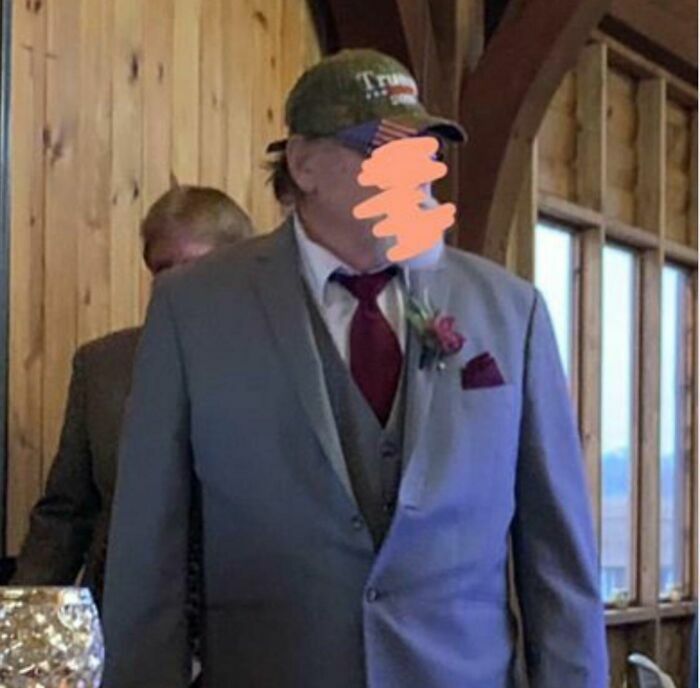 Hombre trajeado con gorra informal mostrando lo peor de la gente en bodas
