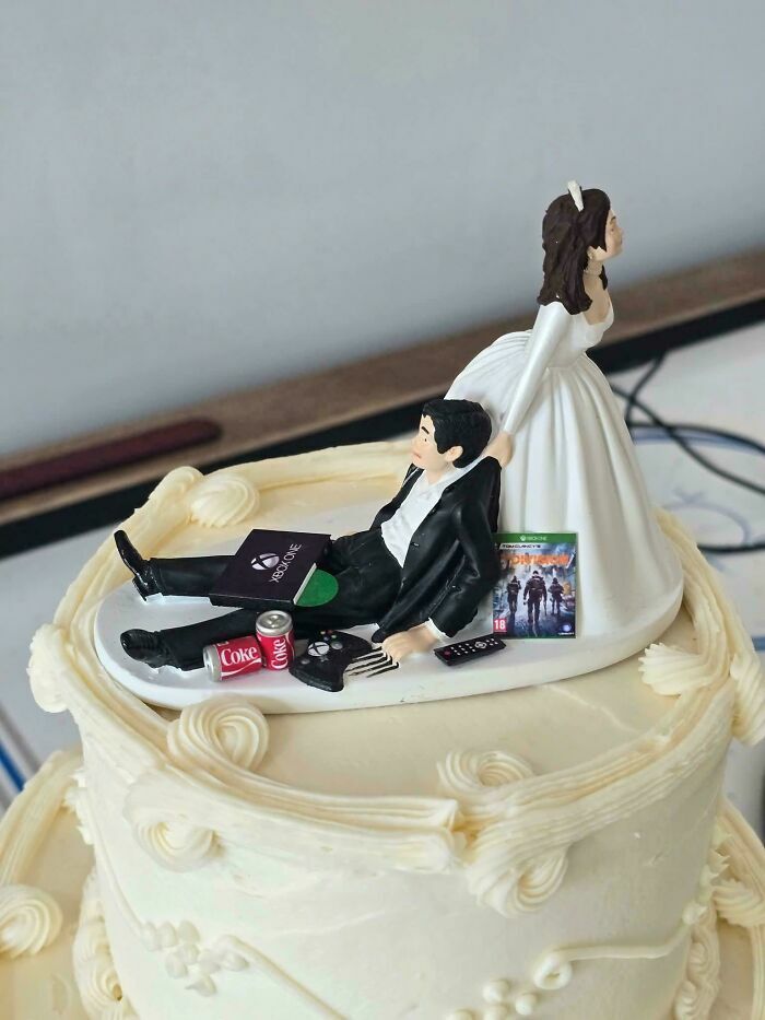 Adorno de pastel de boda divertido con novio jugando videojuegos