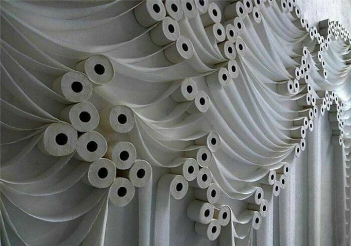 Decoración extravagante hecha con papel higiénico en una boda