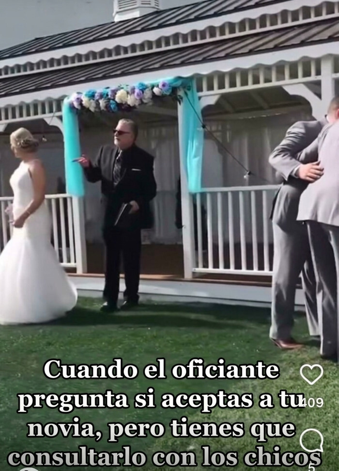 Novio consulta con sus amigos durante una boda graciosa