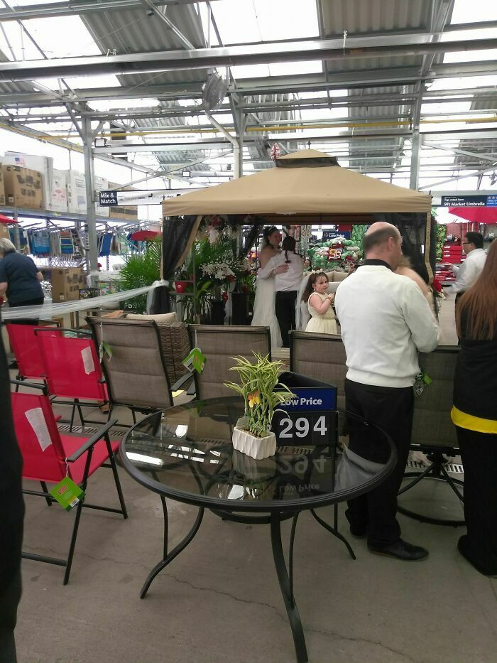 Ceremonia en tienda departamental, muestra de bodas extravagantes que sacaron lo peor de la gente.