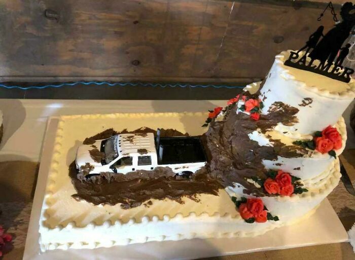 Pastel de bodas extravagante con barro y camioneta de juguete, ejemplo de lo peor de la gente.