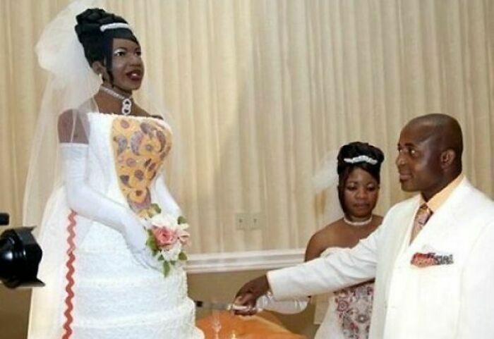 Novio cortando un pastel gigante a tamaño real con forma de novia en bodas extravagantes