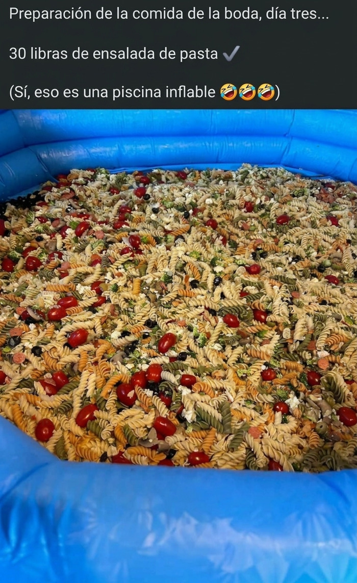 Piscina inflable llena de ensalada de pasta servida en bodas al aire libre.