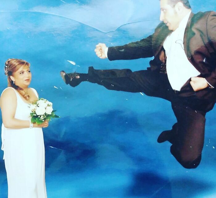 Novio haciendo una patada voladora para una foto divertida en bodas.