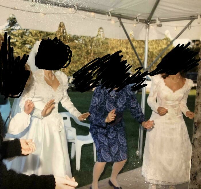 Invitada vestida con vestido blanco largo en bodas