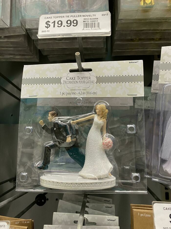 Muñeco para pastel con novia agarrando al novio en bodas