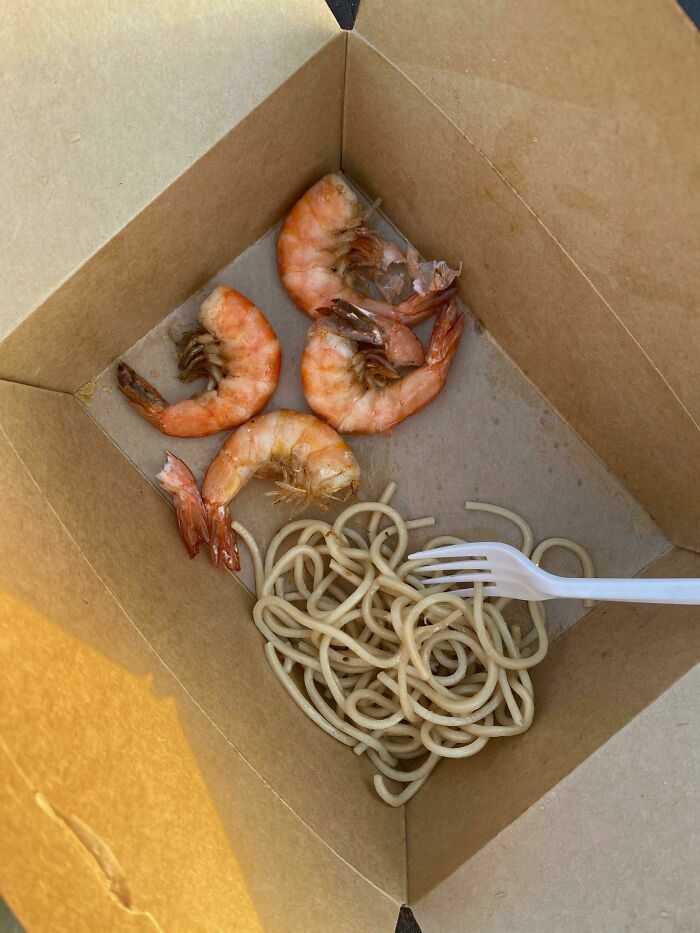 Caja de comida para llevar con fideos y camarones en bodas