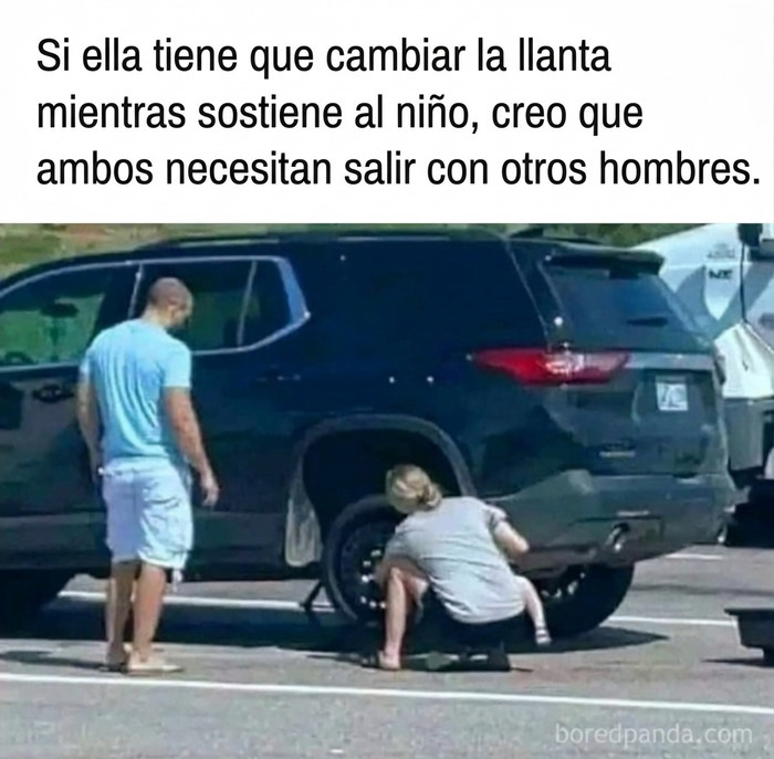 Meme sobre paletos americanos mujer cambiando llanta de auto mientras sostiene a niño