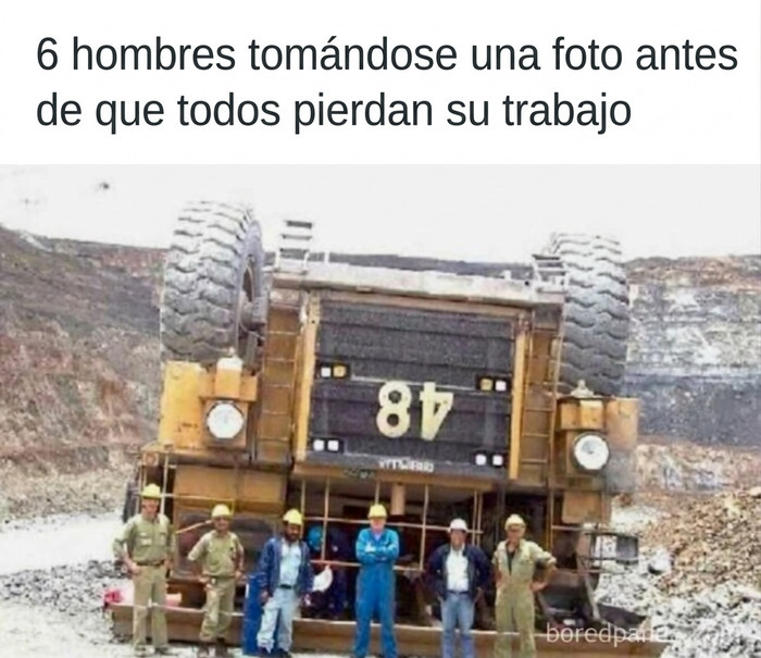 Meme divertido de paletos americanos con seis trabajadores posando junto a un camión volcado.