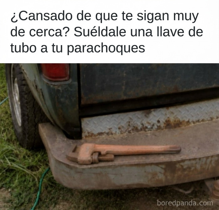 Meme divertido sobre paletos americanos con una llave de tubo soldada al parachoques.