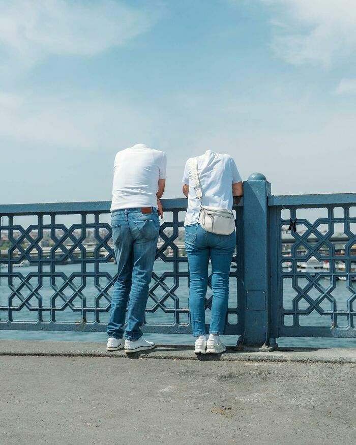 Escenas callejeras con sincronización perfecta de una pareja en un puente que parece no tener cabeza.