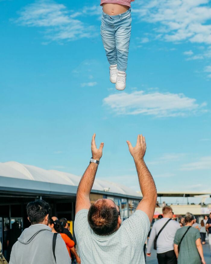 Un hombre lanza a un niño al aire en estas creativas escenas callejeras con una sincronización perfecta.