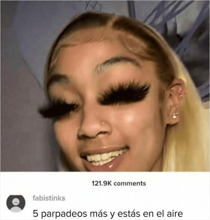 Meme divertido en redes sociales con un comentario de insultos salvajes sobre las pestañas.