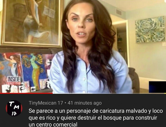 Comentario en video comparando a una mujer con un villano, mostrando insultos salvajes de Internet.