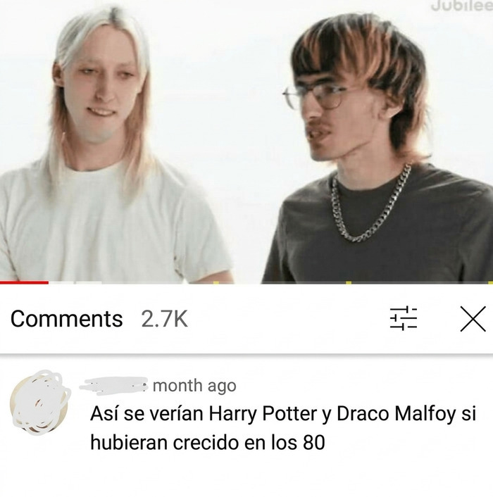 Captura con un comentario gracioso sobre dos hombres, representando insultos salvajes en redes.