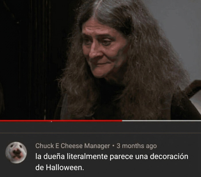 Mujer madura en video junto a un comentario cómico de insultos salvajes en redes sociales.