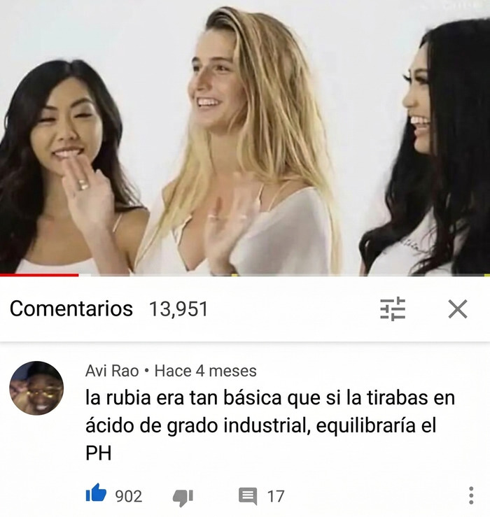 Tres mujeres sonriendo con un comentario irónico, representando insultos salvajes en Internet.