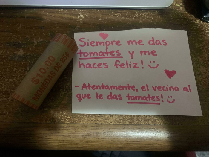 Nota de agradecimiento y monedas de un amable vecino del vecindario