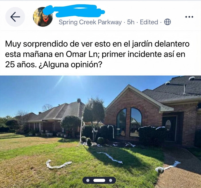 Casa en un vecindario con papel higiénico tirado en el jardín delantero.