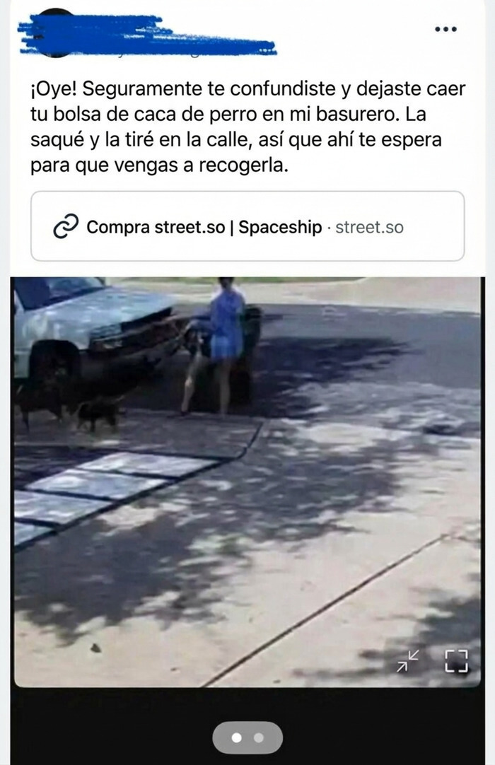 Vecinos del vecindario discutiendo en una publicación sobre una bolsa de basura en la calle.