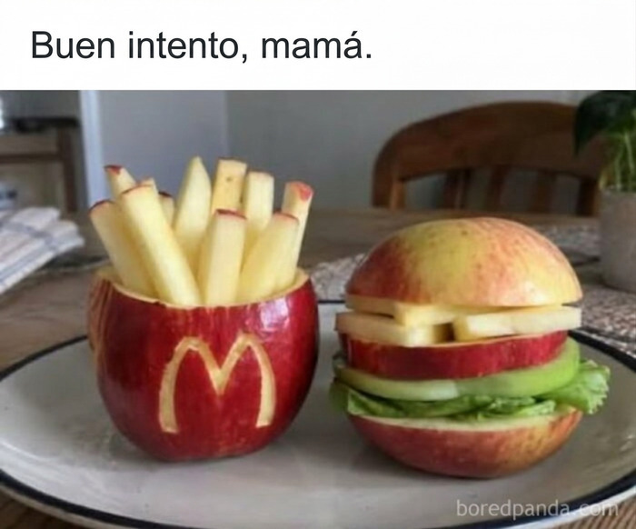 Manzana cortada como hamburguesa y papas fritas, parte de estas imágenes tan divertidas y creativas.