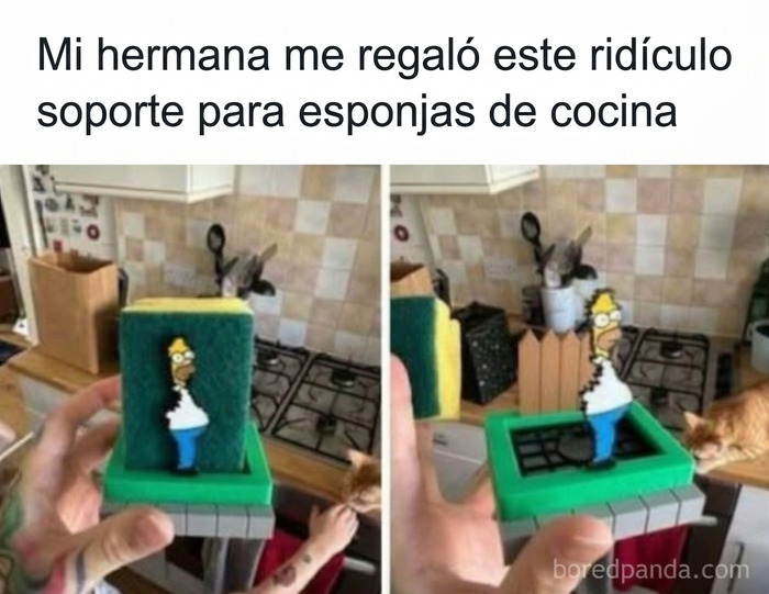 Soporte de esponja de Homer Simpson entre imágenes divertidas.