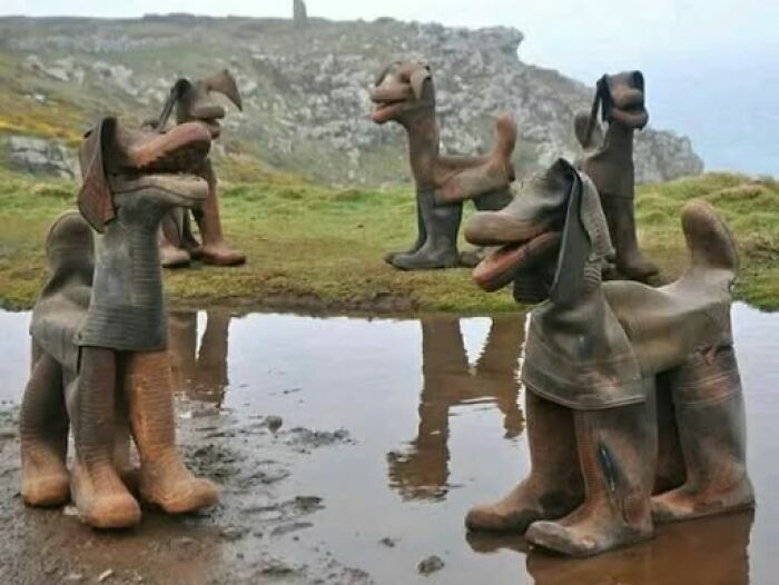 Esculturas de perros hechas con botas, una de las imágenes divertidas.