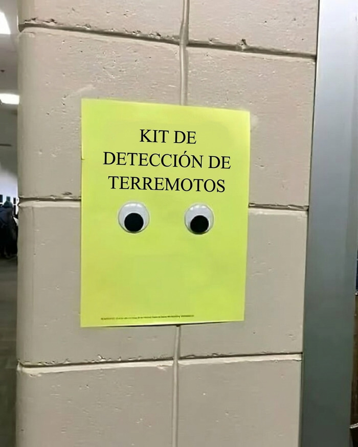 Cartel de kit de detección de terremotos con ojos de plástico, entre imágenes divertidas y disparatadas.