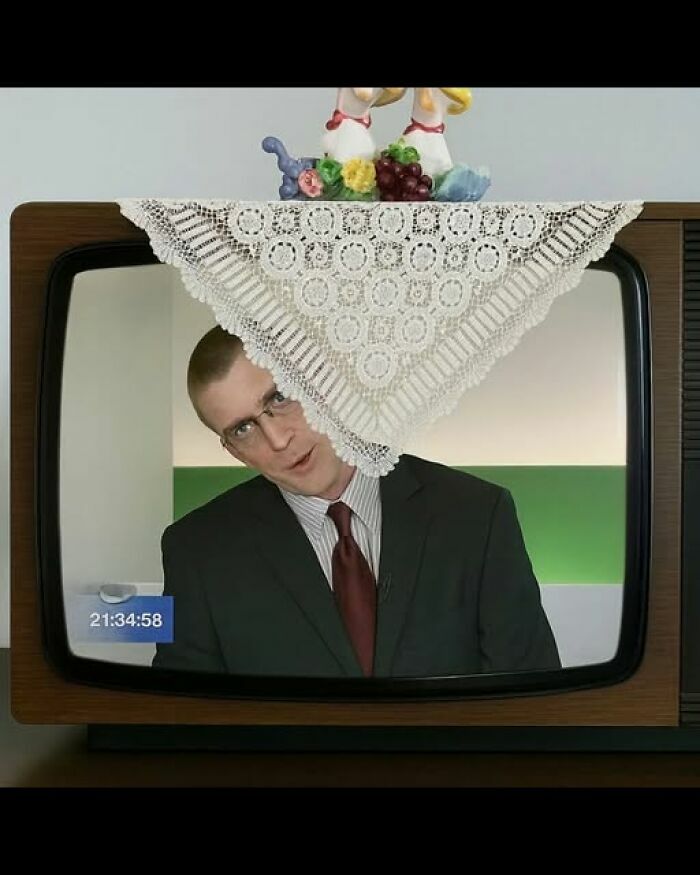 Un hombre en una televisión vieja cubierto por un mantel de ganchillo en imágenes tan divertidas como disparatadas.