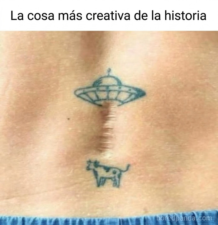 Imágenes divertidas de tatuaje creativo de OVNI abduciendo una vaca usando una cicatriz como rayo