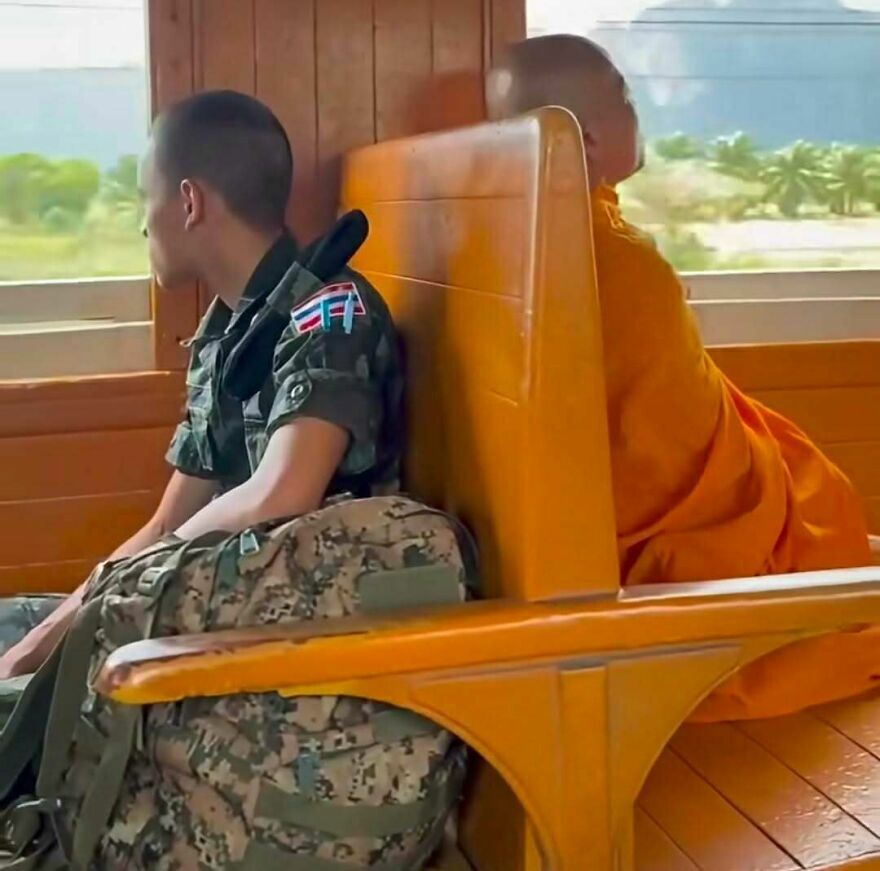 Militar y monje sentados juntos en un tren, escena de imágenes confusas.