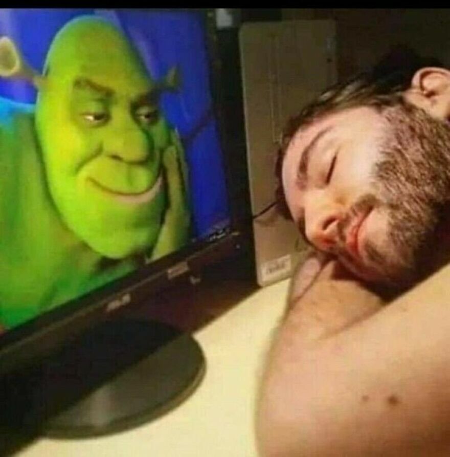 Hombre durmiendo junto a la pantalla con Shrek, ejemplo de imágenes confusas.